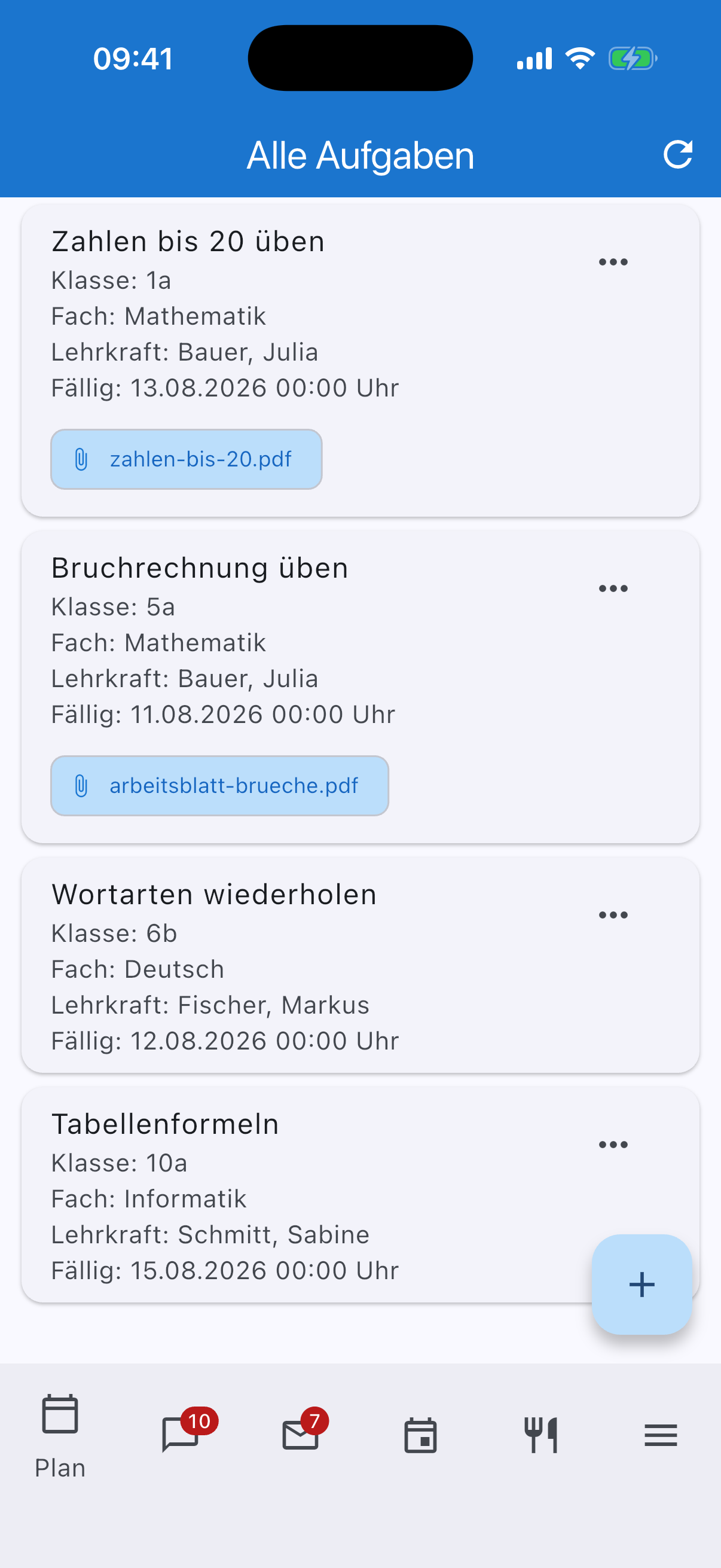 Aufgabenliste mit Klasse, Fach, Fälligkeit und Anhängen